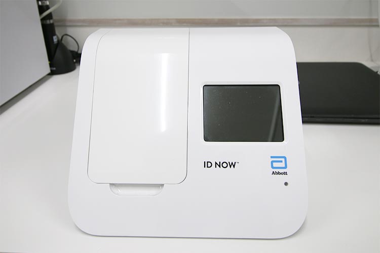 遺伝子検査機器「ID NOW」